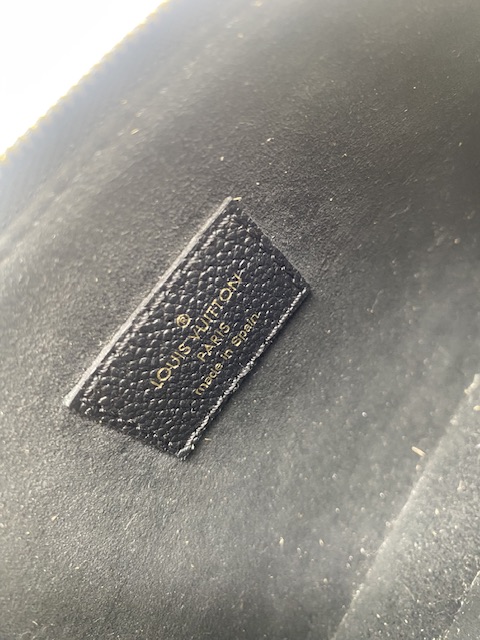 Pochette empreinte Louis Vuitton