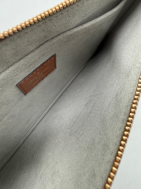 pochette Louis Vuitton plateada Monogram