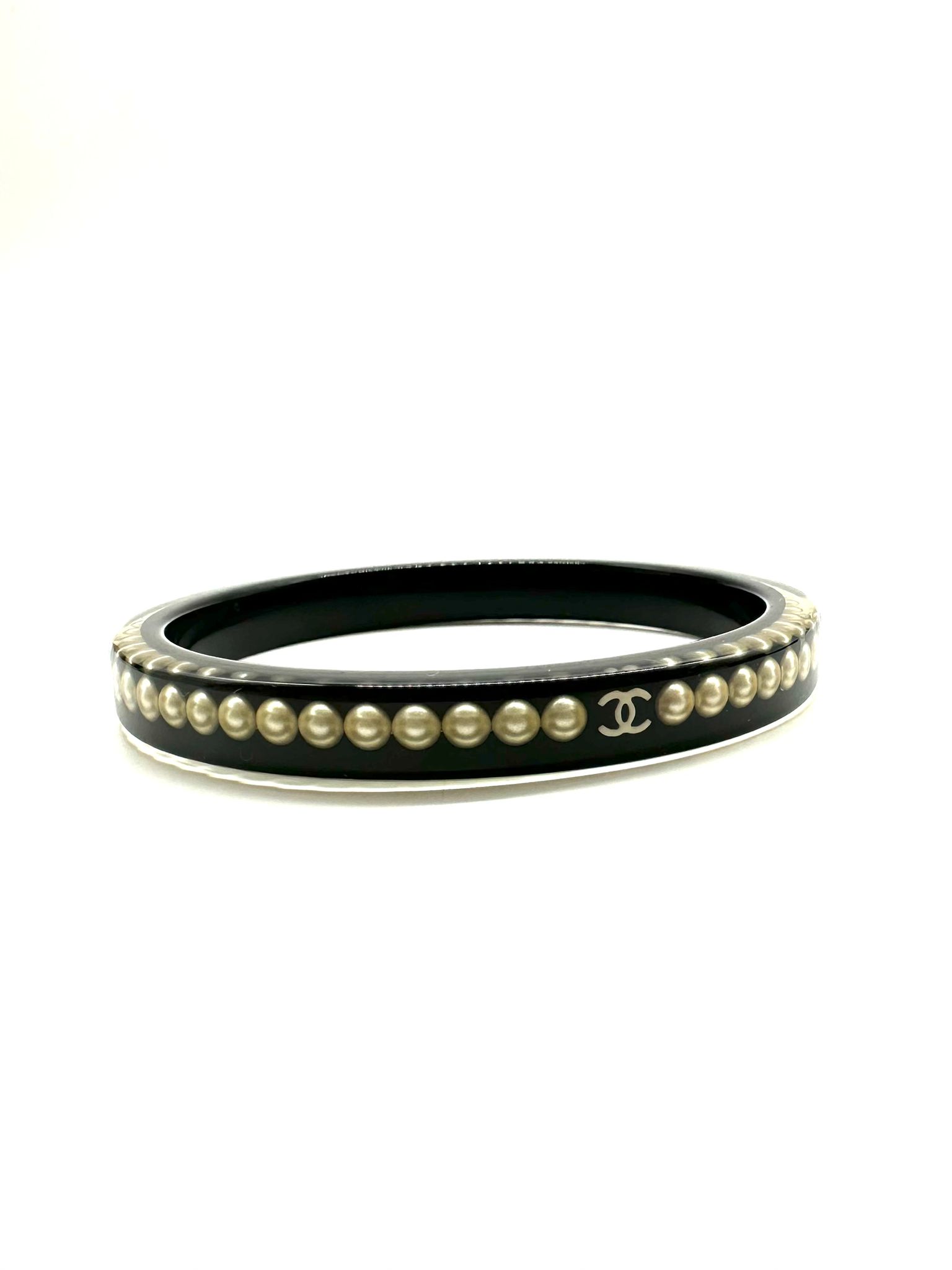 Pulsera de resina y perlas Chanel
