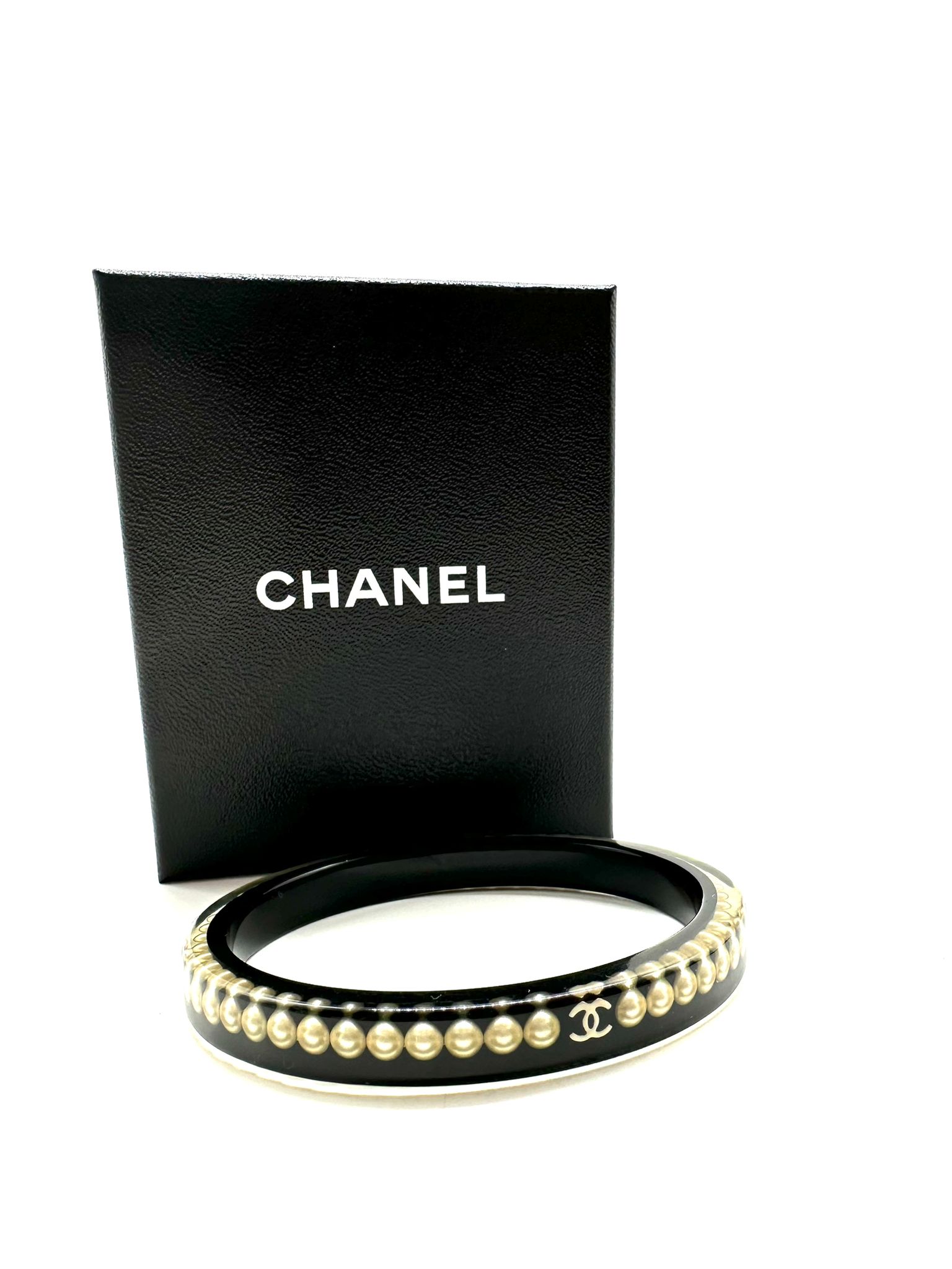 Pulsera de resina y perlas Chanel
