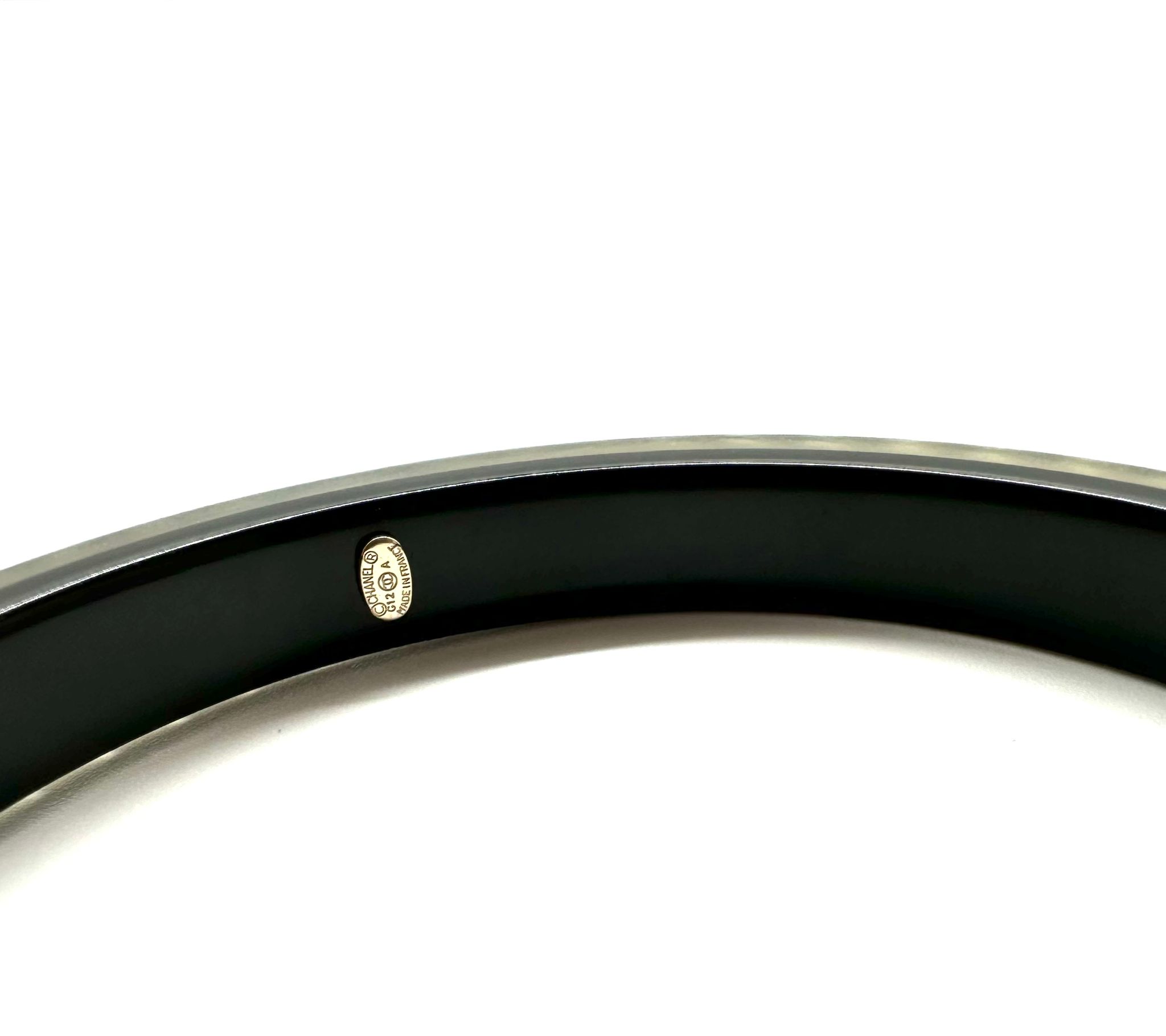 Pulsera de resina y perlas Chanel