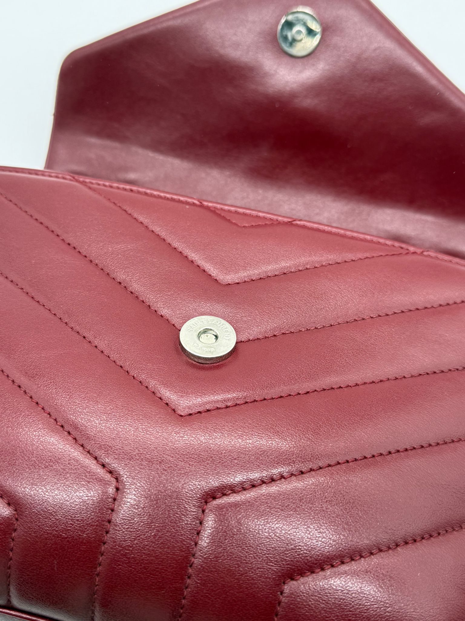 Saint Laurent modelo Lou