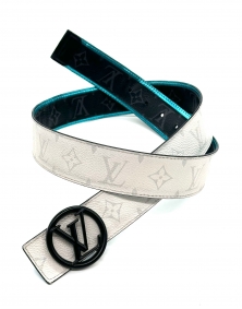 Cinturón Louis Vuitton reversible monogram gris y blanco con hebilla negra redonda | Louis Vuitton