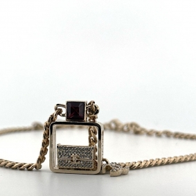 Joyas y relojes |  | colgante Chanel en metal dorado