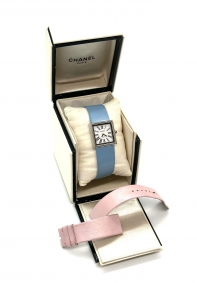 Reloj Chanel con brazalete de piel celeste y con un cambio de color rosa | Chanel