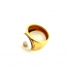 Anello dal design classico con perla