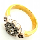 Anillo de oro diseño flor diamantes