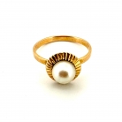 Anello in oro giallo con perla naturale