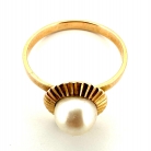 Anello in oro giallo con perla naturale