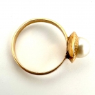 Anello in oro giallo con perla naturale