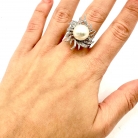 Gold and pearl ring