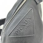 borsa a tracolla obliqua in pelle nera prada