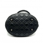 Bolso Christian Dior tote de cuero con dije de candado