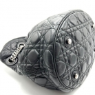 Bolso Christian Dior tote de cuero con dije de candado
