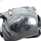 Borsa a spalla Prada con logo grande