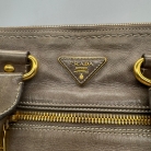 Bolso de mano Prada de piel color piedra