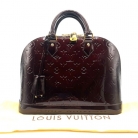 Bolso Louis Vuitton Alma PM en charol color amaranto