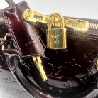 Bolso Louis Vuitton Alma PM en charol color amaranto