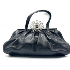 Borsa Miu Miu nera in pelle con chiusura con fiore metallico.