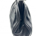 Borsa Miu Miu nera in pelle con chiusura con fiore metallico.