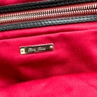 Borsa Miu Miu nera in pelle con chiusura con fiore metallico.
