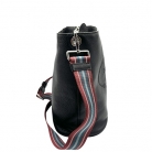 Bolso Prada tipo bucket en cuero negro con logotipo grabado