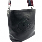 Bolso Prada tipo bucket en cuero negro con logotipo grabado