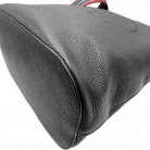 Bolso Prada tipo bucket en cuero negro con logotipo grabado