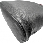 Bolso Prada tipo bucket en cuero negro con logotipo grabado