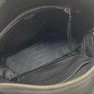 Bolso Prada tipo bucket en cuero negro con logotipo grabado