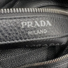 Bolso Prada tipo bucket en cuero negro con logotipo grabado