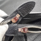 Bolso Prada tipo bucket en cuero negro con logotipo grabado