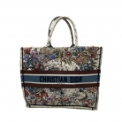 Book tote Dior con libro zodiacale