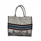 Book tote Dior con libro zodiacale