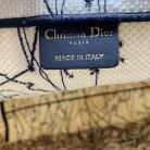 Book tote Dior con libro zodiacale