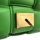 Bottega Veneta Cassette Chain Bag en cuero verde