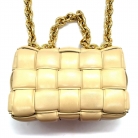 Bottega Veneta Chain Cassette in pelle imbottita beige