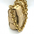 Bottega Veneta Chain Cassette in pelle imbottita beige