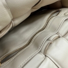 Bottega Veneta Chain Cassette in pelle imbottita beige