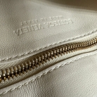 Bottega Veneta Chain Cassette in pelle imbottita beige