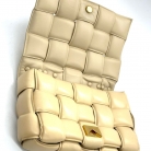 Bottega Veneta Chain Cassette in pelle imbottita beige
