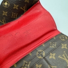 Portafoglio Louis Vuitton Monogram con bottone rosso e accessorio