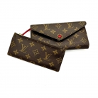 Portafoglio Louis Vuitton Monogram con bottone rosso e accessorio