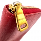 Cartera Miu Miu en cuero martillado rojo