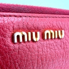 Cartera Miu Miu en cuero martillado rojo