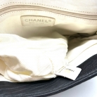 Chanel chain around cuero negro