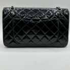 Chanel Reissue 2.55 en charol negro