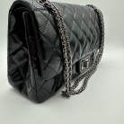 Chanel Reissue 2.55 en charol negro