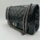 Chanel Reissue 2.55 en charol negro