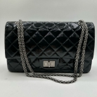 Chanel Reissue 2.55 en charol negro